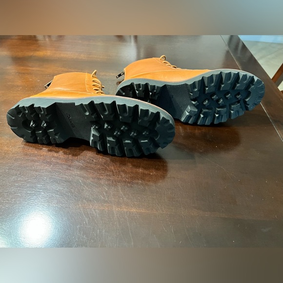 New Madewell Lace-Up Lugsole Boots in Leather. - Picture 3 of 5